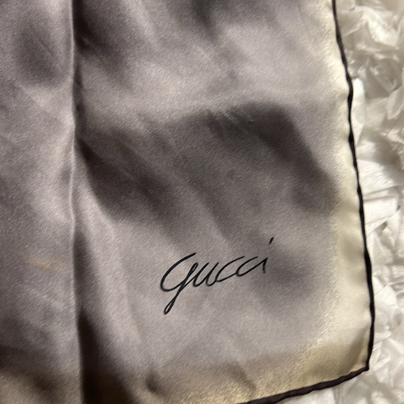 Vintange gucci Abstract Print Silk Scarf Size 18” X 18” Made In Italy - Picture 3 of 9